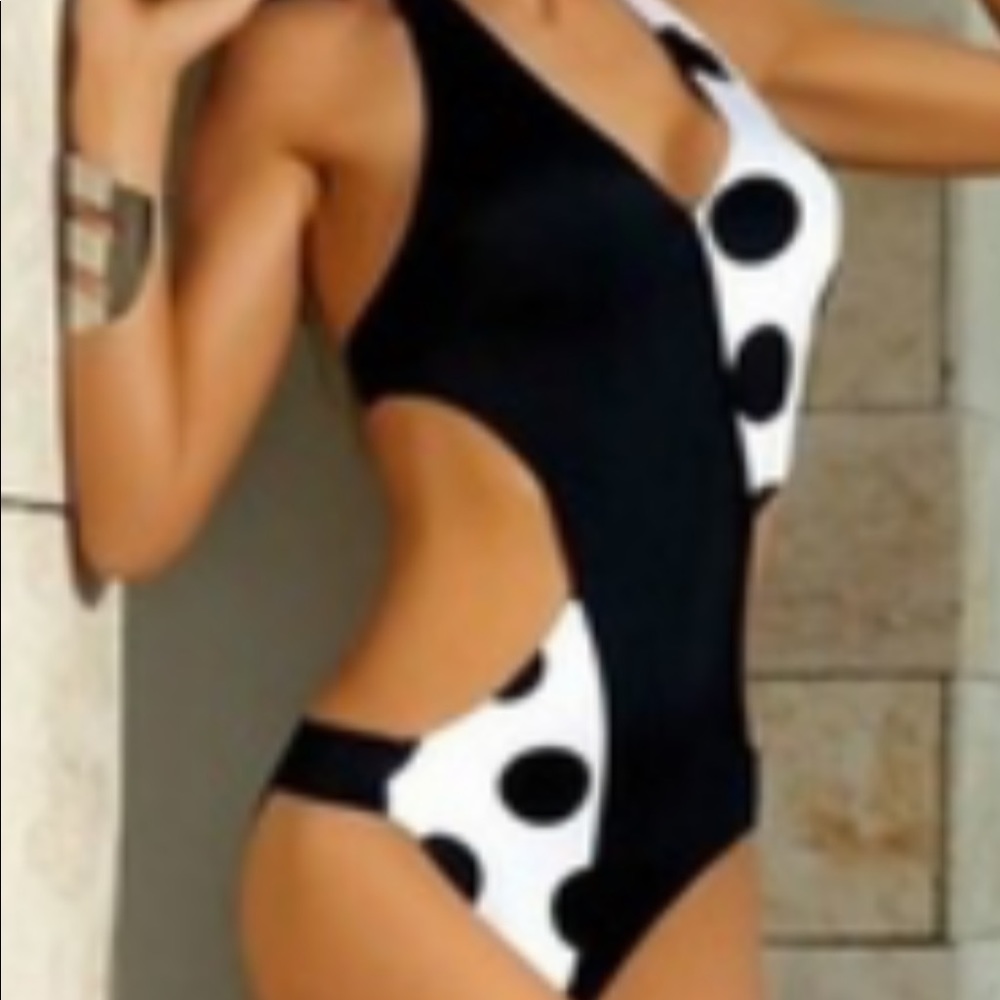 Very sexy black and white bathing suite